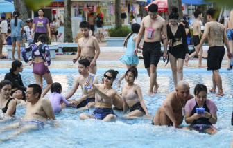 Nắng nóng 40 độ C, người dân Hà Nội kéo nhau ra công viên nước giải nhiệt