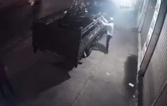 Người đàn ông đốt xe máy trên xe tang vật của CSGT không xuất trình được giấy tờ xe