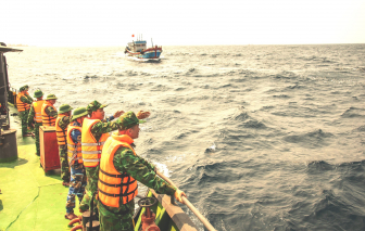 Vụ chìm sà lan ở Quảng Ngãi: Thợ lặn mò tìm các khoang tàu