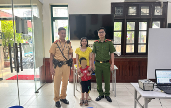 Bé trai 5 tuổi bị lạc được CSGT Hà Nội giúp đưa về với mẹ