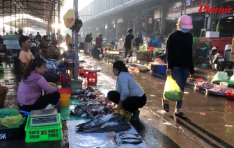Khách đến chợ đầu mối Bình Điền mua lẻ thuỷ hải sản vào dịp Lễ