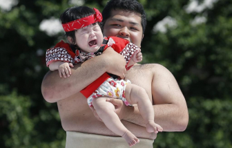 Lễ hội sumo dọa trẻ em khóc tại Nhật Bản