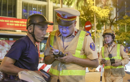 Liên hoan dịp nghỉ lễ, người đàn ông vi phạm nồng độ cồn vượt mức kịch khung