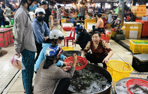 Nghỉ lễ, nhiều người chọn mua thủy hải sản tại chợ đầu mối vì giá rẻ