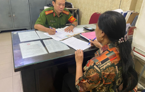 Người bán thơm "chặt chém" khách nước ngoài đã trình diện công an