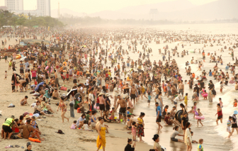 Hàng chục ngàn du khách chen chúc trên bãi biển Cửa Lò