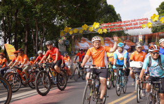 Người dân TPHCM diễu hành xe đạp, háo hức chờ đoàn xe đua trở về
