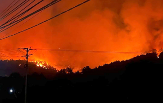 Hàng trăm người xuyên đêm dập lửa cứu rừng thông