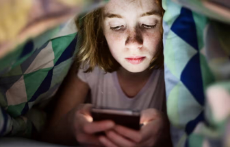Pháp đề xuất cấm trẻ em sử dụng điện thoại thông minh trước năm 13 tuổi