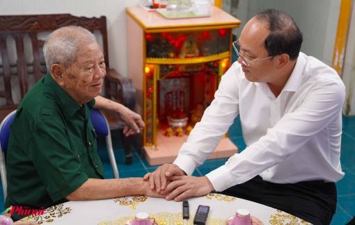 Lãnh đạo TPHCM thăm gia đình liệt sĩ, chiến sĩ Điện Biên