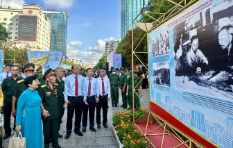 Triển lãm ảnh Chiến thắng Điện Biên Phủ tại phố đi bộ Nguyễn Huệ