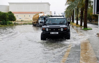 Trường học, văn phòng đóng cửa khi mưa lớn trút xuống UAE