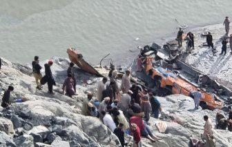 Xe buýt rơi xuống vực ở Pakistan, 20 người thiệt mạng