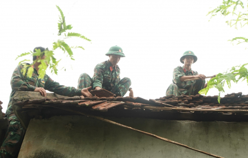 Bộ đội lợp lại mái trường học sau trận dông lốc kinh hoàng