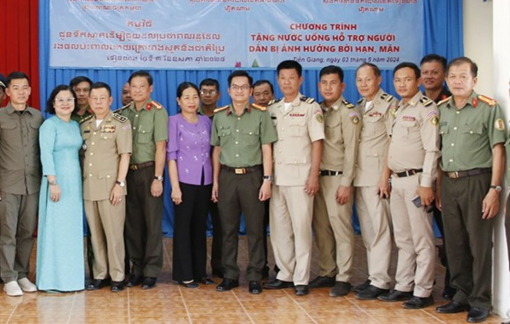 Công an Campuchia hỗ trợ nước ngọt cho người dân ở Tiền Giang