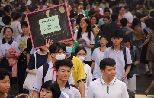 Hơn 3.000 phụ huynh, học sinh “trẩy hội” tuyển sinh lớp 10 Trường THPT chuyên Lê Hồng Phong