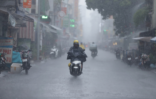 Mưa trắng trời ở nhiều quận, huyện của TPHCM