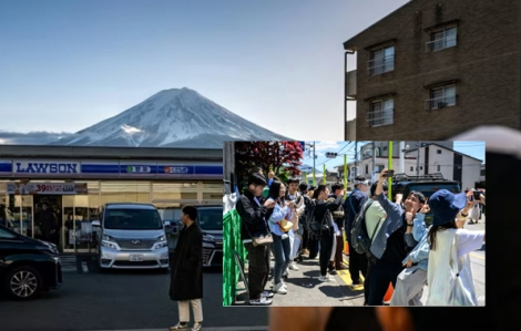 Trước khi bị chặn tầm nhìn ra núi Phú Sĩ, du khách tranh thủ chụp ảnh ''sống ảo''