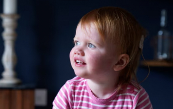 Bé gái 18 tháng tuổi phục hồi thính giác nhờ liệu pháp gen đầu tiên trên thế giới