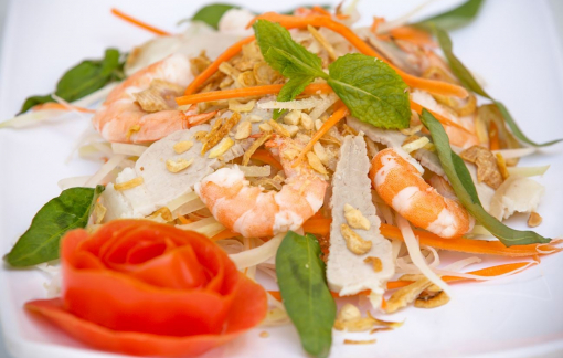 Phở trộn, gỏi tôm thịt vào top món salad ngon của thế giới