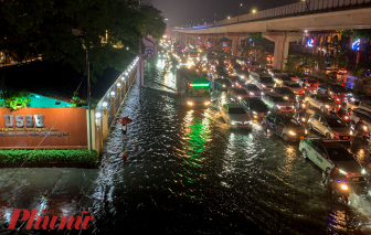 Hà Nội có nơi ngập nửa bánh xe sau cơn mưa lớn
