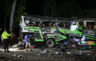 Xe buýt chở học sinh bị trượt dốc khiến 11 người chết
