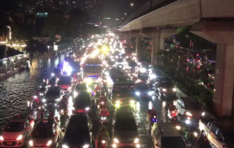 Mưa lớn, nhiều tuyến đường ở Hà Nội ngập nặng, ùn tắc kéo dài