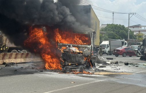 Container bốc cháy sau khi gây tai nạn liên hoàn, hàng chục người bị thương