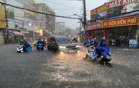 Mưa trắng trời, nhiều tuyến đường ở TPHCM biến thành "sông"