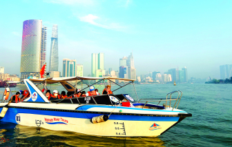 Du lịch đường thủy TPHCM: Giảm giá để thu hút khách trong nước