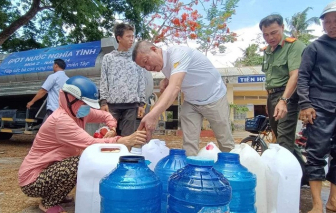 Những “Giọt nước nghĩa tình” vượt hàng trăm cây số đến với người dân vùng hạn mặn Bến Tre và Tiền Giang