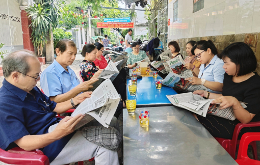 Những “quý ông” mê tờ báo của “quý bà”