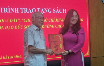 Ban Tuyên giáo Thành ủy TPHCM tiếp nhận 2 tác phẩm về Chủ tịch Hồ Chí Minh