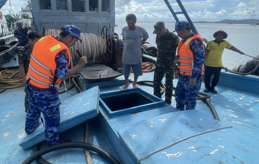 Bắt tàu vận chuyển khoảng 90.000 lít dầu không rõ nguồn gốc