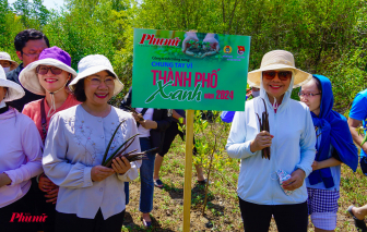 Báo Phụ nữ TPHCM trồng gần 1.200 cây đước tại huyện Cần Giờ