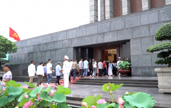 Thiêng liêng Lễ chào cờ tại quảng trường Ba Đình, kỷ niệm 134 năm ngày sinh Chủ tịch Hồ Chí Minh