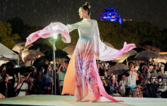 H’Hen Niê trình diễn áo dài dưới mưa, quảng bá văn hóa Việt tại Nhật Bản