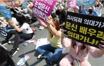 Hàn Quốc tranh cãi dữ dội với phán quyết về... xăm lông mày