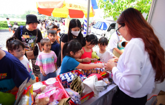 Hơn 20.000 phần quà dành cho trẻ trong ngày hội của Phú Mỹ Hưng