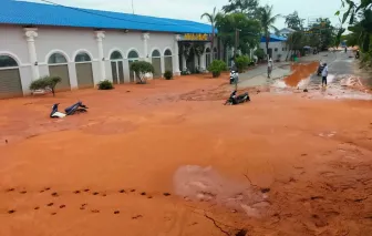 Lũ cát đỏ vùi lấp ô tô, xe máy ở Mũi Né, Bình Thuận đưa ra cảnh báo