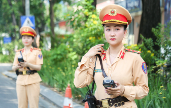 "Bóng hồng" Cảnh sát giao thông Hà Nội ra đường kiểm tra nồng độ cồn