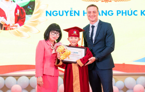 Lễ tổng kết ở Royal School: “Flex” thành tích khủng đủ loại, diễn văn nghệ cũng chất lừ