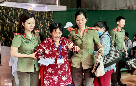 Công an An Giang khám bệnh, cấp thuốc miễn phí cho 250 người khiếm thị