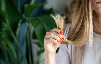 Tóc chẻ ngọn có ảnh hưởng đến sức khỏe mái tóc?