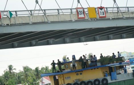 Vĩnh Long: Tàu chở 960 tấn đá tông lệch cầu Măng Thít