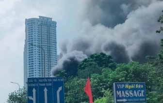 Hà Nội: Cháy lớn gần Viện Y học cổ truyền Quân đội, cột khói đen cuồn cuộn