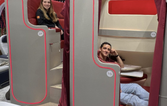 Thiết kế ghế 2 tầng trên máy bay giúp khách hạng phổ thông thoải mái