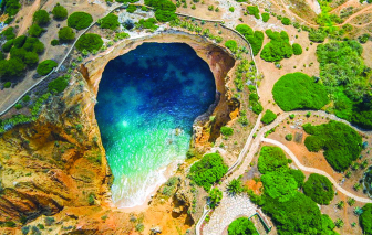 Bơi ở bãi biển bên trong hang động đẹp nhất thế giới
