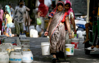 Người dân Ấn Độ chật vật dưới nắng nóng hơn 45 độ