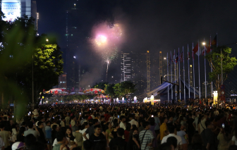 Hàng ngàn người dân đổ về trung tâm TPHCM xem pháo hoa rực rỡ ở Lễ hội sông nước